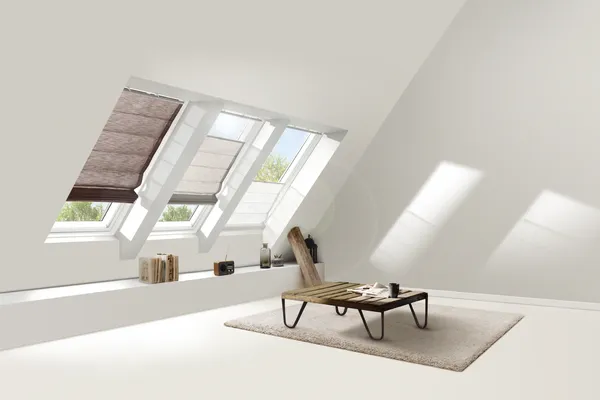Blick in das ausgebaute Dachgeschoss mit Dachfenstern mit Verschattung