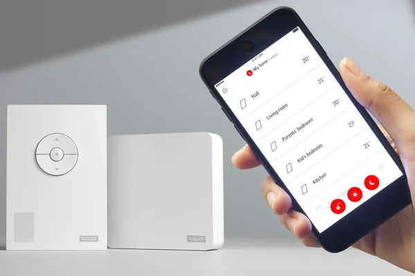 Blick auf ein Smartphone mit geöffneter App zur Fernbedienung von Elektro- und Solarfenstern