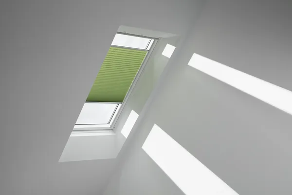 Dachfenster mit grünem Plissee von Innen