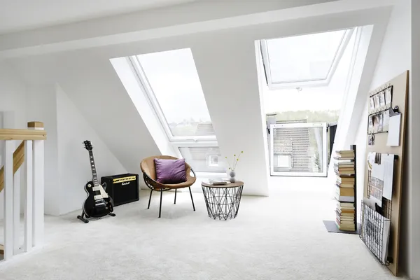 Blick in ein ausgebautes Dachgeschoss mit nachträglich ergänztem Dachbalkon
