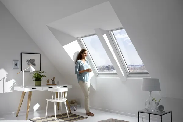 Blick in das ausgebaute Dachgeschoss mit nachträglich ergänzter Lichtlösung Raum