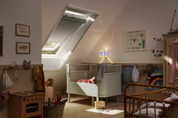Blick in ein Kinderzimmer mit Dachfenstern mit integrierten Rollos