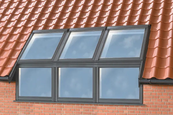 Blick auf ein Dach mit einer Lichtkombination aus stehenden und Dachflächenfenstern