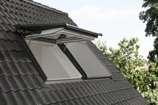Dachfläche mit geöffnetem Klapp-Schwing-Fenster