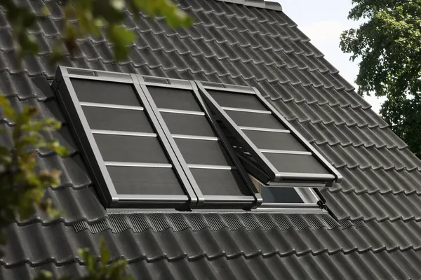 Blick auf ein Dach mit Solarfenstern mit automatischer Verschattung