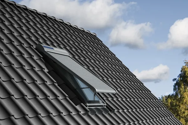 Automatisches Öffnen, Schließen und Verschatten mit fernbedienbaren Dachfenstern