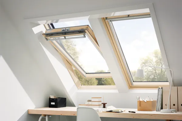 Blick auf den Schreibtisch und durch die neuen Schwingfenster